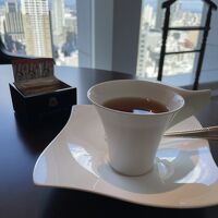 バトラーさんからサーブされるウェルカムドリンク