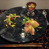 冷前菜。鶏のミキュイは表面がぱさついていて改善が必要