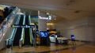 11月下旬、空港内は賑やかになっていました。