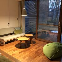 リビングスペース。床暖房が入っている。TVもあり。