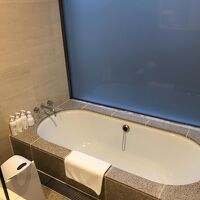 部屋のお風呂。足が伸ばせるバスタブ。