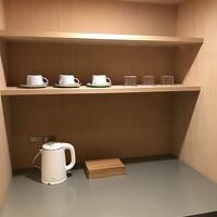 備え付けのカップやグラス。木箱にはドリップコーヒー、紅茶。