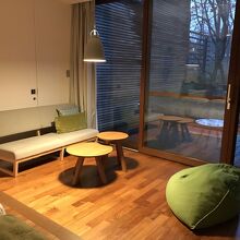 リビングスペース。床暖房が入っている。TVもあり。