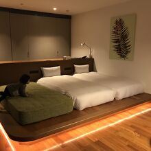 低めのベッド。子供用にエキストラベッドを。