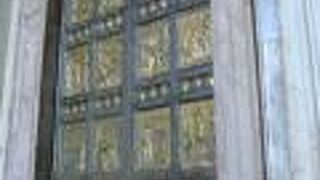 サンピエトロ寺院の扉のひとつ。