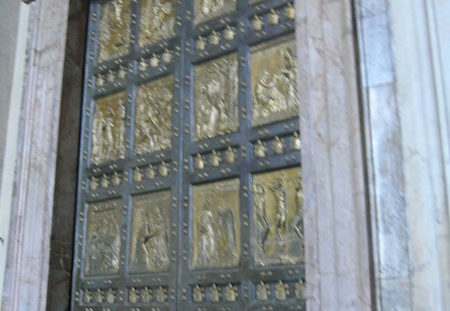 サンピエトロ寺院の扉のひとつ。