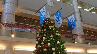 館内にも館外にもクリスマスらしさ有り