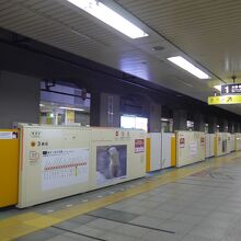 駅構内ホーム　入線する電車車両