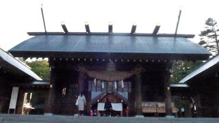 由緒ある神宮を紅葉の中、参拝しました!!