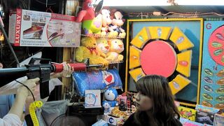 ザリガニはその場で焼いてくれるようで、周囲にはエビの香りが漂う