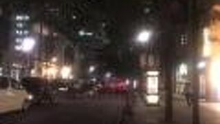 夜遅くなるとひっそり