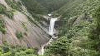 一枚岩から流れる滝