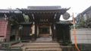 歴史の重みを感じる立派な山門