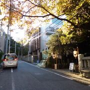 赤坂氷川神社の東北側の裏通り