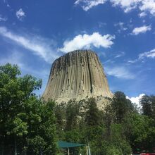 高くそびえ立ちます
