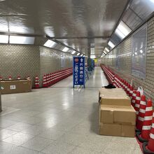 通路に段ボールが、、。