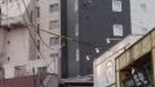 揚げてくれた串カツをその場で食べれる