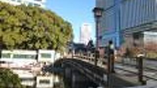 道行くオフィスワーカーの姿が