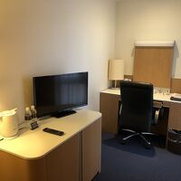 ソファが欲しかった。この椅子も年季が入ってました。