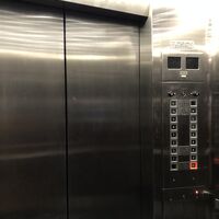 海外のホテルのようなレトロなエレベーター