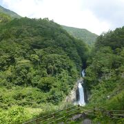 山を背に流れる「赤水」。由来も壮絶