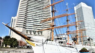 `帆船 日本丸`が係留してる<旧横浜船渠第1号ドック;日本丸メモリアルパーク>