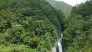 山を背に流れる「赤水」。由来も壮絶