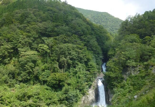 山を背に流れる「赤水」。由来も壮絶