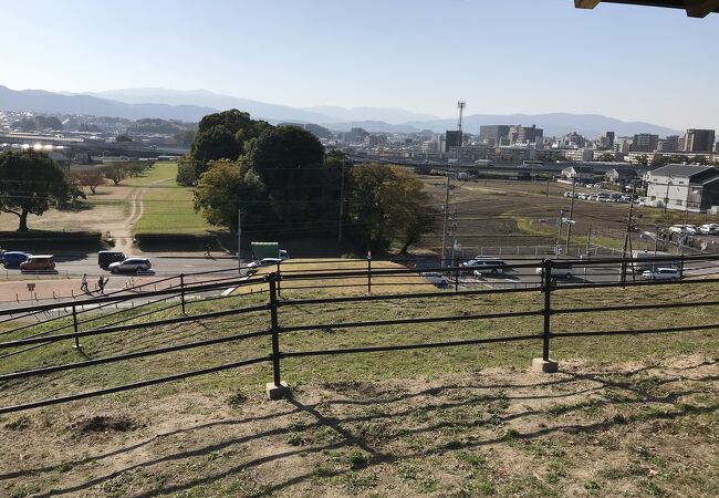 水城跡（福岡駅太宰府）：長い高い堅固な土塁が残る