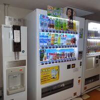 自販機コーナー・製氷機(無料)と電子レンジを配備。