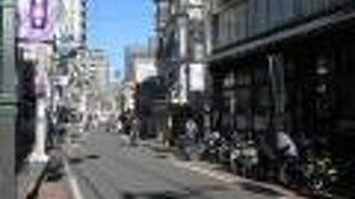 長く活気ある商店街です