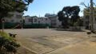 公園名が刻まれたプレートに歴史が感じられます