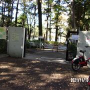 区立の公園で都立石神井公園に隣接しています。