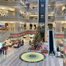 ターミナル中央の吹き抜け