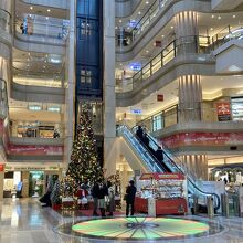 中央にツリーが飾られている