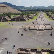 太陽のピラミッドも良く見えます。