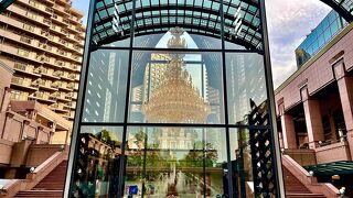 囲まれたガラスに他のものが反射しちゃってる。。