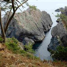 雷岩と陸地の崖の合間にある水路のような乱曝谷。