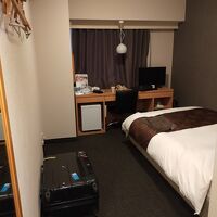 ベッドがセミダブルのためか、少し広めに感じました。