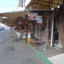 場外市場に並ぶお店風景