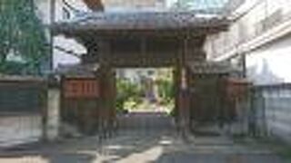 歴史の重みを感じる山門