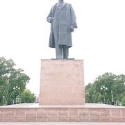 ユジノサハリンスク駅前にあるレーニン像