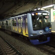 斬新なデザインの電車です