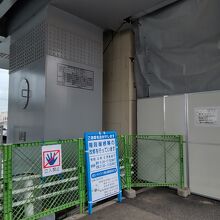 2階の駅舎下に工事資材、もともと狭い歩道がますます狭いの注意