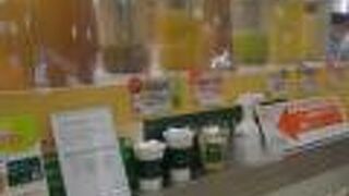 改札の前にあります