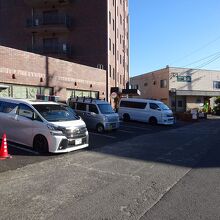 駐車場はホテルの前と、