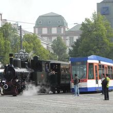 路面軌道の蒸気機関車列車も城ウラが起終点