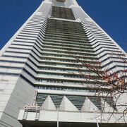 間近に<横浜ランドマークタワー>を見上げました