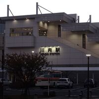 駅は目の前です。繁華街は駅の反対側。