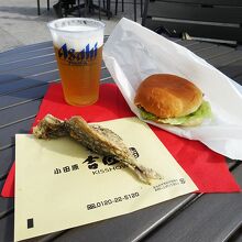 金次郎広場で鯵の唐揚げと金目鯛バーガーを食べました。